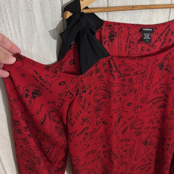Torrid Graphic cold shoulder top - Picture 3 of 7
